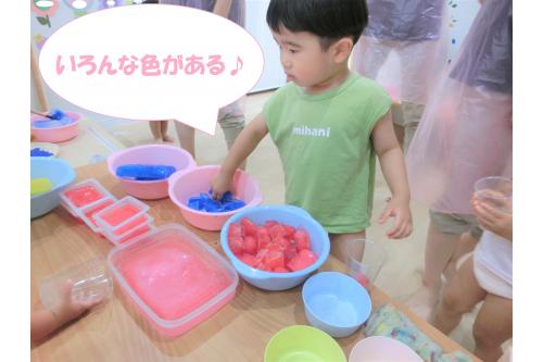 用意したのは、<span style='color:#75ff75;'>カラフル</span>で<br>大小様々な大きさの<span style='color:#75baff;'>氷</span>!<br><br>大きな模造紙を用意してお絵描きをしたり<br>コロコロの<span style='color:#75baff;'>氷</span>をカップに移して<br><span style='color:#75ffff;'>冷たい感触</span>を楽しんだりできるようにしました<span style='color:#ffba75;'>♪</span>