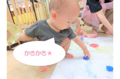 どんどんお絵描きをしていると、<br>氷の色が混ざり、<br><span style='color:#ba75ff;'>「紫色になってる!」</span>と喜んで<br><span style='color:#ff75ba;'>発見</span>を教えてくれる子もいました<span style='color:#ffba75;'>♪</span><br><br>異年齢児で遊ぶ事で<span style='color:#ff75ba;'>発見</span>が<br>お友だちに伝わり、<br>遊びが広がります<span style='color:#ff7aff;'>(*^^*)</span>
