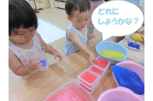 子どもたちは、<span style='color:#75ffba;'>「何色の氷にしよう?」</span>と<br>選択を楽しんでいるようでした<span style='color:#75baff;'>(^^♪</span><br><br>思い思いにカップに入れると、<br><span style='color:#b7ff70;'>「どうぞ!ジュースです」</span><br>と自然と見立て遊びが始まり、<br>様々な遊び方を楽しむ子どもたちです<span style='color:#ff75ff;'>♪</span>