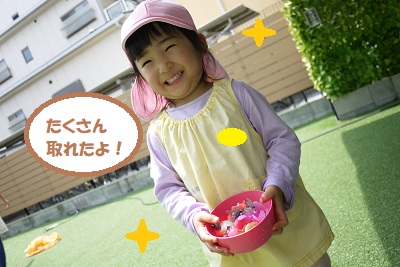 バケツの中に水を入れ、<br><span style='color:#ff8e1e;'>金魚すくい</span>をしました<br><br><br>たくさん金魚をすくうことができました<span style='color:#ffff0a;'>★</span><br><br>子どもたちは<span style='color:#9328ff;'>水風船</span>に興味津々です<span style='color:#9e3dff;'>◆</span>