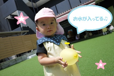 <span style='color:#ffff2d;'>ひよこチーム</span>さんは<br>水の感触を楽しみました<span style='color:#ff19ff;'>♡</span><br><br>冷たい<span style='color:#42ffff;'>水の感触</span>を気に入ってくれました！！<br>