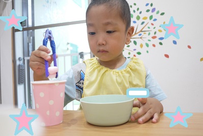 うさぎチーム(2歳児)は<br>お箸の練習にも挑戦しました。<br>手作りトングでそーっと運んでいましたよ<span style='color:#ffff2d;'>★</span>