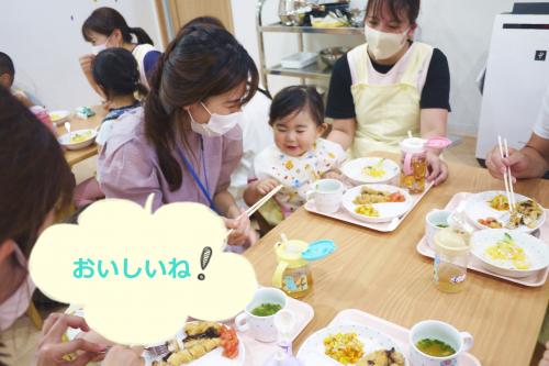 また、保護者の方に<br>給食を試食していただきました!<br><br><br><br>「これからの食事の参考にします!」<br><br>「お野菜を頑張って食べていて<br>びっくりしました!」<br><br><br><br>など、保護者の方からたくさんのお言葉を<br>いただき、職員一同とても<br>うれしかったです<span style='color:#00ffff;'>♪</span><br><br><br>普段は見ることのできない保育園での<br>子どもたちの姿を見ていただいたり、<br>保護者の方とお話をすることができて<br>とても良い機会になりました<span style='color:#00ff00;'>★</span><br><br><br>次回のブログもお楽しみに!<br>