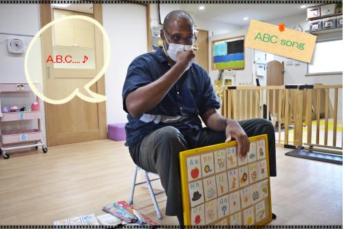 HelloSongの歌や<br>音楽に合わせて、お天気や月、曜日、ABCを毎日、歌います♪<br><br>毎日歌うことで、子どもたちは、歌の歌詞のように<br>すごいスピードで覚えています<span style='color:#00ff7f;'>(^-^)</span>