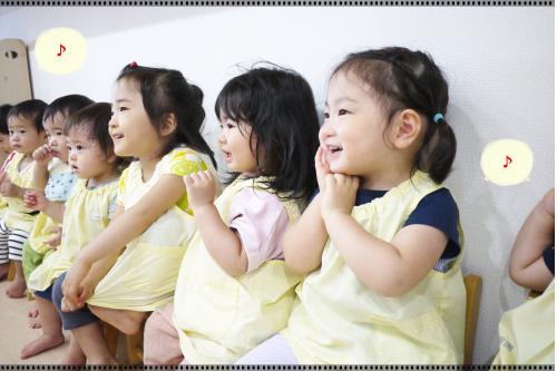 チェリッシュ保育園の子どもたちは<br>英語のレッスンが大好きです！！<br><br>初めは大きい先生に<br>ビックリしていた子どもたちも、<br>終わるころにはみんな笑顔で<span style='color:#ff7f00;'><span style='font-size:1.2em;'>楽しそうな笑い声</span></span>が聞こえています<span style='color:#ff0000;'>♡</span>