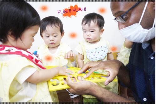 英語レッスンでは、<br>子どもたちにすべて英語で話しかけます。<br><br>目と耳から英語を楽しめるように<br>それぞれの年齢に合わせて行います<span style='color:#007fff;'>(^^)/</span>