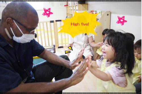 ダンスやいろいろな遊びを通して、<br>体でも<span style='color:#7f00ff;'>体感</span>しますよ<span style='color:#ff007f;'>♡</span><br><br><br>最後は<span style='color:#ff7f00;'>、<b><span style='font-size:1.4em;'>上手にできたね！</span></b></span>と、<br>先生と<span style='color:#ff0000;'><b>ハイタッチ</b><span style='font-size:1.2em;'></span></span>！！<br><br>小さな頃からいろいろなことに<br>触れたり、感じたり、<br>見たり、聞いたりすることは、<br>とてもいい刺激になります<span style='color:#0000ff;'>♪</span><br><br>それでは、次回もお楽しみに~<span style='color:#ffff00;'>☆彡</span>