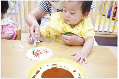 <span style='color:#5bffff;'>「トントントン！」</span>と色付けをしました<span style='color:#23ff91;'>！</span><br>歯ブラシを紙に擦ると<span style='color:#b770ff;'>「シュッシュッ」</span>と<br>音が鳴り、その音に子どもたちは興味津々でしたよ<span style='color:#ff9b38;'>♪</span>