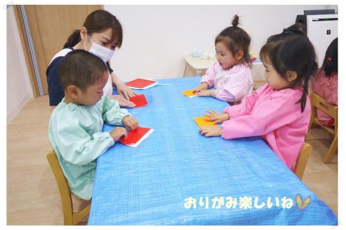 最後は<span style='color:#ff6666;'>うさぎチーム</span>（2歳児）<span style='color:#ff66b2;'>♡</span><br>おりがみで金魚を作りました<span style='color:#ffff56;'>★</span><br>お山とお山を上手に合わせていましたよ<span style='color:#66b2ff;'>(*^^*)</span>