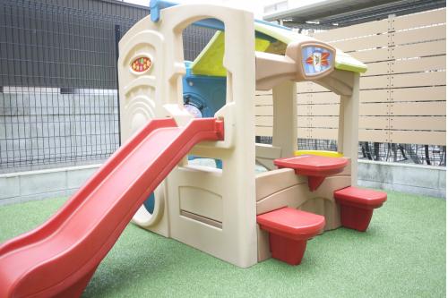 子どもたちに<span style='color:#7f00ff;'><span style='font-size:1.4em;'>一番人気</span></span>の遊具です<span style='color:#ffff00;'>☆彡</span><br><span style='color:#ff7f00;'>お店屋さんごっこ</span>をしたり、<br><br><span style='color:#ff007f;'>滑り台</span>をしたり、<br><br>いつもたくさんの子どもたちが集まって遊んでいますよ<span style='color:#ff007f;'>♡</span>
