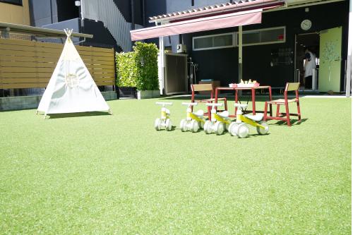 <span style='color:#00ff00;'>ふかふか芝生</span>の園庭に寝転んだり走ったりと子どもたちは、好きな遊びを<span style='color:#7f00ff;'>思う存分</span>楽しんでいます。<br><br><br>公園やお散歩にいけない時でも園庭に出て体を動かすことで<span style='color:#ff7f00;'>体力や運動機能を育む</span>ことができます<span style='color:#ff00ff;'>♪</span><br><br>次回のブログもお楽しみに<span style='color:#ff007f;'>♡</span>