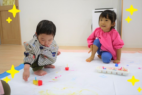 お部屋の床にとっても大きな紙を敷いて、<br>その上でお絵描きを楽しみました<span style='color:#ff007f;'>☆<b>ミ</b></span><span style='color:#ff0505;'>