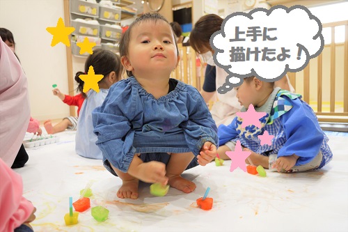 <span style='color:#ff0505;'>赤</span></span>、<span style='color:#0a0aff;'>青</span>、<span style='color:#05ff05;'>みどり</span>など<br>様々な色の氷に興味津々です<span style='color:#00ff00;'>(*^^*)</span><br><br>上手にお絵描きができると、「できたよ！」<br>と得意げに教えてくれました<span style='color:#ff007f;'>♥</span>