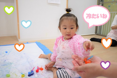 カラフルな氷でお絵描きをしたり、<br>氷に触り、冷たい氷の感触を楽しんで<br>大興奮の子どもたちでした<span style='color:#ff0a0a;'>！</span><br><br>次回のブログもお楽しみに<span style='color:#8c19ff;'>★</span>
