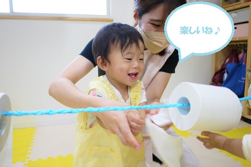 紐に吊るしたトイレットペーパーを引っ張ったり、<br>ちぎって遊びました<span style='color:#ff8205;'>♡</span>