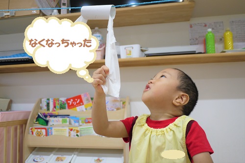 トイレットペーパーがなくなるまで<br>思いっきり引っ張り、大興奮の子ども達です<span style='color:#8205ff;'>★</span>