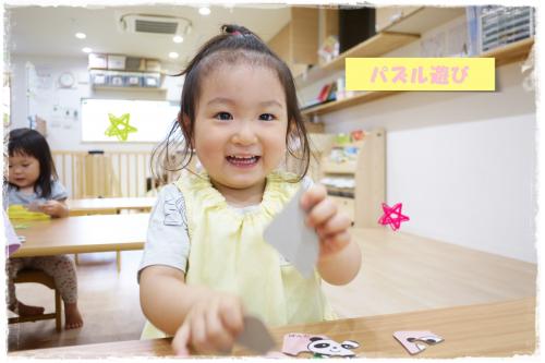 試行錯誤しながら<span style='color:#ff60af;'>パズル</span>を当てはめていく子どもたち<span style='color:#ff70b7;'>(*^^*)</span><br>いつも夢中になって遊んでいますよ<span style='color:#ffa54c;'>♪</span>
