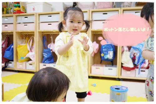 <span style='color:#ffa042;'>ひよこチームさん</span>は手作りおもちゃの<br><span style='color:#b266ff;'>ポットン落とし</span>が大好きです<span style='color:#ff47a3;'>♥</span><br><br><span style='color:#ff60ff;'>「ポトンッ」</span>と音が鳴ると手を叩いて<br>楽しさを表現してくれます<span style='color:#2d96ff;'>♪</span><br><br>是非、お家でも一緒に遊んでみてくださいね<span style='color:#ff4c4c;'>(*^^*)</span><br>次回のブログもお楽しみに<span style='color:#14ff14;'>!</span>