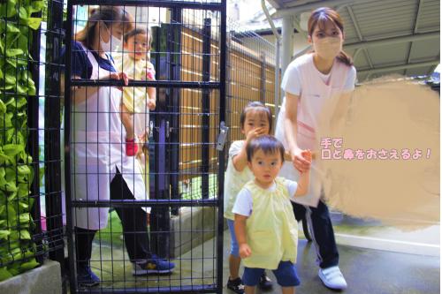 初めて見る消防士さんに、緊張していた子どもたちでしたが、<br>サイレンが鳴り”<span style='color:#ff1919;'>火事です</span>”という声が聞こえると<br><span style='color:#007fff;'>手で口と鼻を押さえて</span>、上手に<span style='color:#7fff00;'><span style='font-size:1.4em;'>避難</span></span>することができました。<br><br>「とっても上手でした(^-^)」と<span style='color:#ff0000;'>消防士さん</span>からも褒められましたよ<span style='color:#00ff7f;'>♪</span>