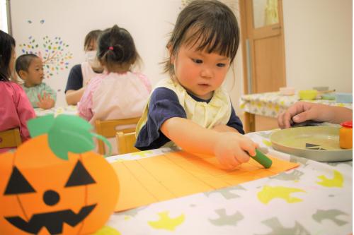 <span style='color:#2dff2d;'>緑色</span>のクレパスで、かぼちゃのつたを<br>お絵描き<span style='color:#2d96ff;'>！</span><br>目や口はのり貼りをして、<br>かぼちゃおばけを作りました<span style='color:#ffff2d;'>★</span><br>のりを使うことにも慣れてきましたよ<span style='color:#ff3838;'>♪</span><br><br><br>そして、<span style='font-size:1.2em;'><span style='color:#ff1eff;'><b>うさぎチーム</b></span></span>