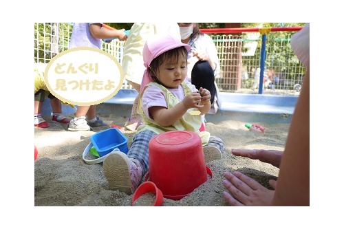 砂場では、バケツの中にたくさん砂を詰めて<br>ケーキやジュースを作ったり、<br>スコップを持って大きな穴を掘って遊びました<span style='color:#ff0a84;'>♥</span>