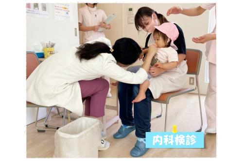 少し緊張していた子どもたちでしたが<br>順番がくると、<b><span style='color:#7f00ff;'>「あ～！」</span></b>と大きな口を開けて<br>病院の先生にたくさん褒めてもらっていました<b><span style='color:#ff007f;'>♥</span></b><br><br>年に2回行っている<b><span style='color:#ff7f00;'>内科検診</span><b></b><span style='color:#1489ff;'>(^^)</span></b><br>子どもたちみんな頑張りました<b>！<span style='color:#ffff00;'>♥</span></b><br><br>次回のブログもお楽しみに～<b><span style='color:#00ff00;'>！</span></b>