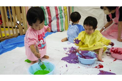 手や足に<span style='color:#ff42a0;'><span style='font-size:1.2em;'>ぬりぬり~♪</span></span>と付けて<br>感触を楽しんだり<br>
