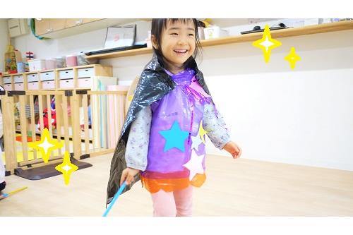 みんな可愛く変身することができました✨<br><br><br>パーティーでは、英語講師のダイアナ先生も参加して、<br>ボウリング、オバケ探し、ボール入れ<br>などのゲームを英語で楽しみました❕<br>