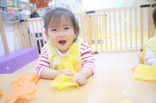 ”<span style='color:#ffff00;'>くしゃくしゃ～！！</span>”　”<span style='color:#00ff00;'>びりびり～！！</span>”<br>と勢いよく花紙を破ったり、丸めたりしながら落ち葉を作りましたよ<span style='color:#00ff7f;'>(*^^*)</span>