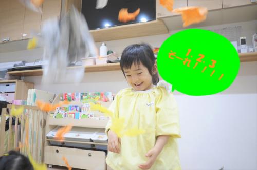 プールに落ち葉を入れて<span style='color:#0505ff;'>落ち葉プール</span>で遊んだり、<br><br>みんなで落ち葉を集めて”<span style='color:#ff007f;'>１・２・３　そーれ！！</span>”と<span style='color:#007fff;'>葉っぱの雨</span>を降らせました☆彡<br>