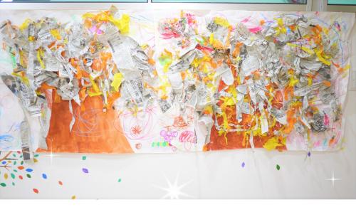 みんなで何もない大きな木に花紙や新聞で葉っぱをつけると<br>とっても<span style='color:#ff7f00;'>可愛い木</span>が完成しました<span style='color:#ff007f;'>♥</span><br><br><span style='color:#05ff82;'>★次回のブログもお楽しみに★</span>