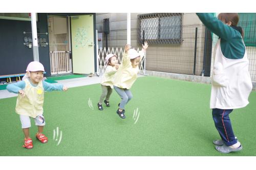 その後、順番に<span style='color:#9b38ff;'><span style='font-size:1.2em;'><b>しっぽ</b></span></span>を付けて<br>お友達と追いかけっこ<span style='color:#3399ff;'>‼</span><br>逃げる子も追いかける子も、最後まで<br>諦めずに走っていましたよ<span style='color:#ff3d3d;'>♪</span>