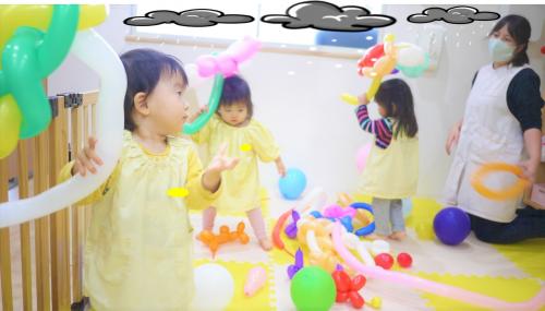 みんなで傘をさして、<br>”<span style='color:#ff0fff;'>いってきまーす！！！！</span>”<br>仲良くお散歩にでかけていましたよ<span style='color:#8e1eff;'>(*^▽^*)</span><br>園庭にも風船を持っていき傘をさして遊んだり風船ボールを転がして遊んだりして楽しんでいました！<br><br>次回のブログもお楽しみに<span style='color:#ffff14;'>★★</span>