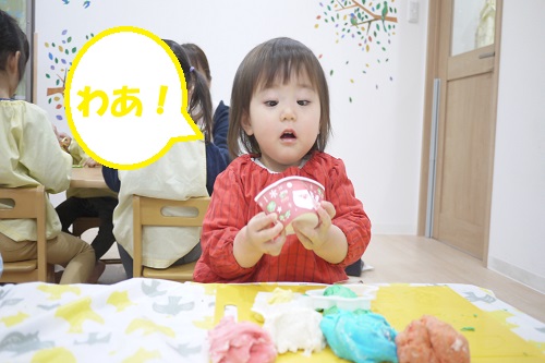 様々な色の<span style='color:#007fff;'>小麦粉粘土</span>に<br>興味津々の子ども達(#^.^#)<br><br>粘土をこねたり、伸ばしたり、<br>コロコロと丸めて、遊びました✨<br>