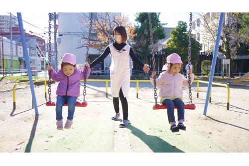 両手でしっかりとチェーンを持ち、<br>風を感じながら「<span style='color:#ff4747;'><span style='font-size:1.2em;'><b>わぁ~‼</b></span></span>」と<br>揺れを楽しんでいました<span style='color:#4747ff;'>♪</span>
