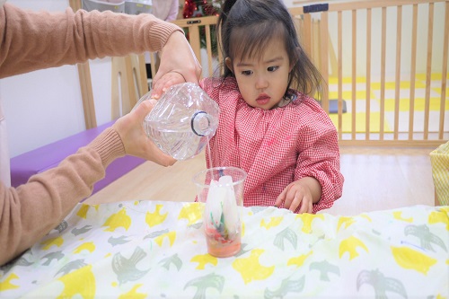 <span style='color:#00ff00;'>うさぎチーム</span>は、タオルにスプレーボトルで水をかけ、<br>濡れタオルの加湿器を作りました<span style='color:#ff7f00;'>★</span>