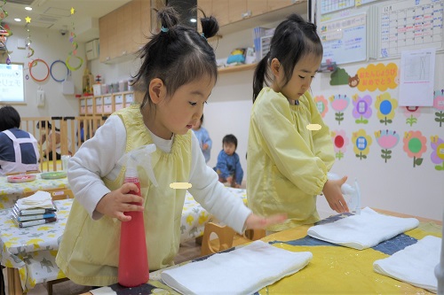 濡れタオルをハンガーにかけて<br>お部屋に吊るしましたよ(*^-^*)<br><br>空気が乾燥しやすいこの時期ですが、<br>お部屋の加湿をして感染予防していきたいと思います‼<br>
