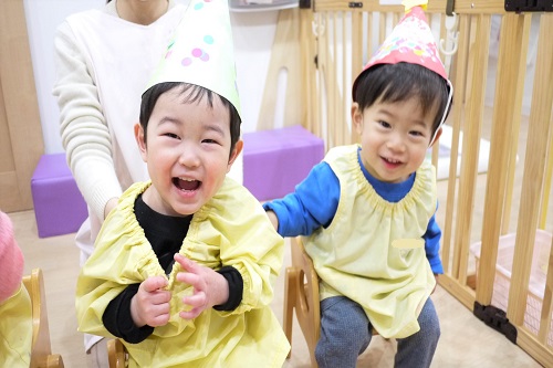 とっても可愛い帽子を被ることができ、<br>大満足の子どもたちです<span style='color:#ff007f;'>♥</span><br><br>園庭では、<span style='color:#7f00ff;'>そりレース</span>をしました<span style='color:#ff00ff;'>★</span>