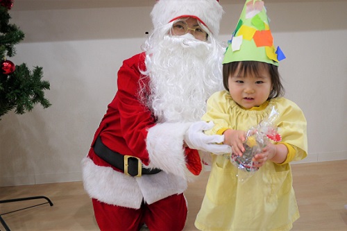 サンタさんからプレゼンをト貰って大興奮の子どもたちでした<span style='color:#00ff00;'>!</span>(*^-^*)<br><br>お礼にサンタさんへ「あわてんぼうのサンタクロース」の歌をプレゼント<br>しましたよ<span style='color:#ff1489;'>♥</span>