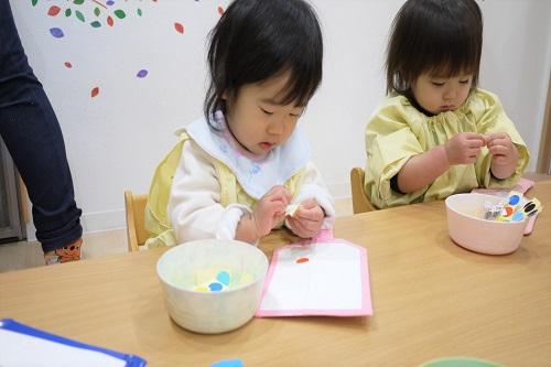 シールを上手に貼って<br>とっても可愛い羽子板を作ることができました<span style='color:#ff007f;'>♥</span><br><br>その後、羽子板と風船を使って遊びました!<br>