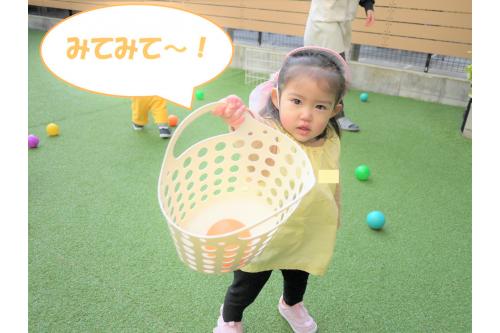 かごいっぱいにボールが入ると<span style='font-size:1.2em;'><span style='color:#ff00ff;'>「バイバーイ」</span></span>とおかいものごっごが始まったり、<br><br>かごをひっくり返し<span style='font-size:1.2em;'><span style='color:#007fff;'>「うわぁ~!」</span></span>と楽しむ様子も見られました<span style='color:#00ffff;'>★</span><br><br>オレンジ色のボールを見つけるとみかんに見えたのか<span style='font-size:1.2em;'><span style='color:#ff7f00;'>「ぱくっ」</span></span>と食べる真似をする子もいてとーってもかわいかったです<span style='color:#ff0000;'>♥</span>