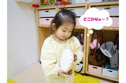 まずはトントンと叩いたり、手を伸ばして<br>振ってみたり、自由に鳴らして楽しみました<span style='color:#a042ff;'>♪</span>