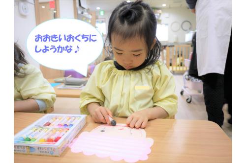 顔を描けると、「<span style='color:#a042ff;'><span style='font-size:1.2em;'><b>みて~!</b></span></span>」と<br>得意げな様子で見せてくれていましたよ<span style='color:#ff42a0;'>♪</span>