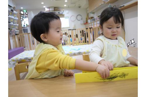 お絵描きした画用紙を折って<br>「ブーブー！」とお友達同士で車に見立てて走らせていましたよ(#^^#)<br><br><br><br>次回のブログもお楽しみに<span style='color:#7f00ff;'>！</span>