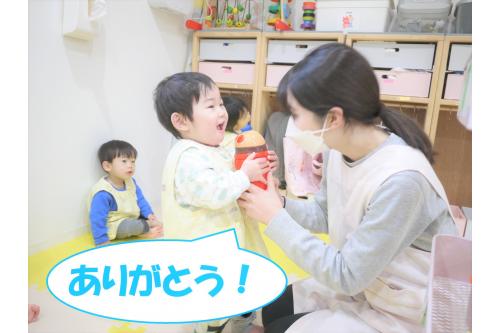 まずは、たくさんお歌を歌って喉がカラカラになったので<span style='color:#0000ff;'>水分補給</span><span style='font-size:1.4em;'></span>!<br><br><br>水筒を受け取るときには<span style='color:#00ff00;'>「ありがとう」</span></span>が言えるようになってきました♥<br>