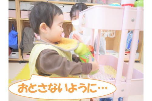 お片付けももちろん自分で<span style='color:#7f00ff;'>♪</span><br><br><span style='font-size:1.4em;'><span style='color:#00ffff;'>「ふたを閉めてから持ってきてね」</span><span style='font-size:1.2em;'></span></span>のお約束を守って、水筒を落とさないようにゆっくり慎重に運びます(*^_^*)<br>
