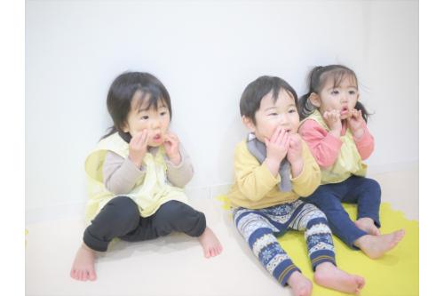 お友達の顔を見て<br>絵本と同じように<span style='color:#007fff;'>「ぷはは~」</span>と笑ってしまった子どもたちでした♪<br><br><br>また次回の更新もお楽しみに<span style='color:#ffff00;'>★</span>