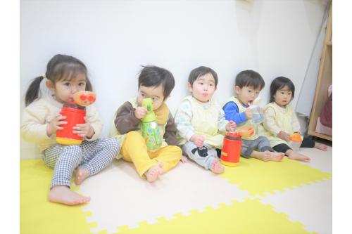<span style='font-size:1.4em;'><span style='color:#ff7f00;'>「座って飲みましょう」</span><span style='font-size:1.2em;'></span></span>のお約束もしっかり守って飲んでいますよ。<br><br><br>水筒のふたも自分で開けられるようになりました!<br><br><br>少し難しいときは<span style='font-size:1.4em;'><span style='color:#7f00ff;'>「あけて!」</span><span style='font-size:1.2em;'></span></span>と持ってきてくれます<span style='color:#7fff00;'>(*^^*)</span>