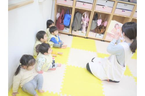 水分補給の後はみんなの大好きな<span style='color:#00ff00;'>絵本</span>タイム<span style='color:#ff007f;'>♥</span><br><br>まねっこが上手で<span style='color:#ff7f00;'>『あっぷっぷ』</span>の絵本で登場するだるまやお猿の真似をしてくれています。<br><br><br>最後はみんなで<span style='color:#ff00ff;'>「変な顔~!」</span>