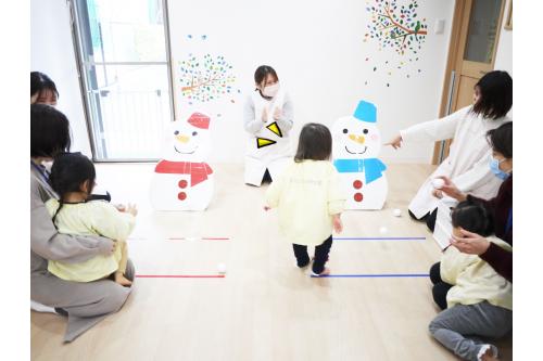 朝の会の後は、<br>みんな大好きな<span style='color:#7f00ff;'>雪合戦ゲーム</span>をしました！<br><br>お母さんお父さんと一緒に<br><span style='color:#3d3dff;'>雪だるま</span>にむかって雪のボールを投げます<span style='color:#ff007f;'>♪</span>